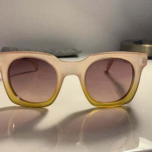 Marc Jacobs solglasögon - Säljer mina Marc by Marc Jacobs glasögon, använda fåtal gånger men tycker inte om modellen eller färgen. Ser helt oanvända ut! 