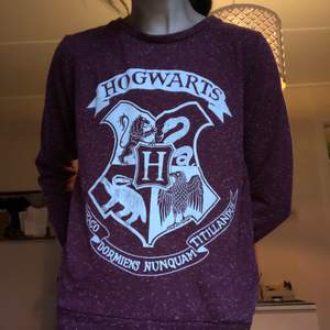 hogwarts tröja köpt på primark i london, var från början del av ett pyjamas-set! använd ett fåtal gånger men i nyskick 💓 pris 150 kr + frakt!