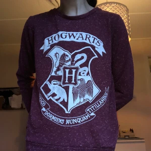 Hogwarts tröja i STL S - hogwarts tröja köpt på primark i london, var från början del av ett pyjamas-set! använd ett fåtal gånger men i nyskick 💓 pris 150 kr + frakt!