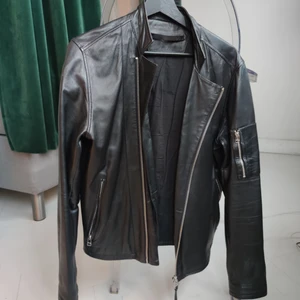 Jacka i kalvskinn från Tiger  - Snygg och knappt använd skinnjacka från Tiger. Nypris: 5000 kr. Buda från 2000kr. Köpare står för frakt. Betalmetod: Swish. 