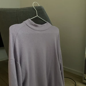 Lila tröja - Fin lila tröja som tyvärr inte kommer till användning😢