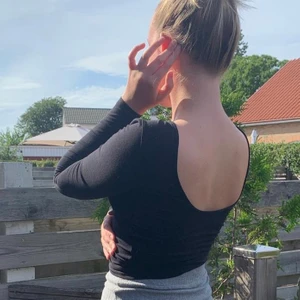 Svart tröja - Svart tröja med detalj i ryggen från Gina Tricot. Ett litet hål nedanför bysten, syns inte. Bud från 20kr