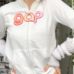 trendig gap hoodie - as fin unik gap zip up med luva! passar XS-liten M beroende på hur tajt man vill att den ska sitta. Dma vid fler frågor❤️