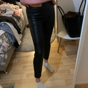 Skinnbyxor stl S  - Skinnbyxor stl S, köpta från MQ för ungefär ett år sen men ser ut som ny in köpta💖 (köparen står för frakten)