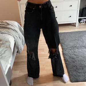 As snygga raka svarta jeans med hål på knäna i storlek xs/s. Säljer då jag har alldeles för mycket jeans.