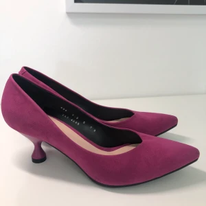 Nya skor - Nya skor i strl 37. Låg klack. Köparen betalar fraktkostnad.