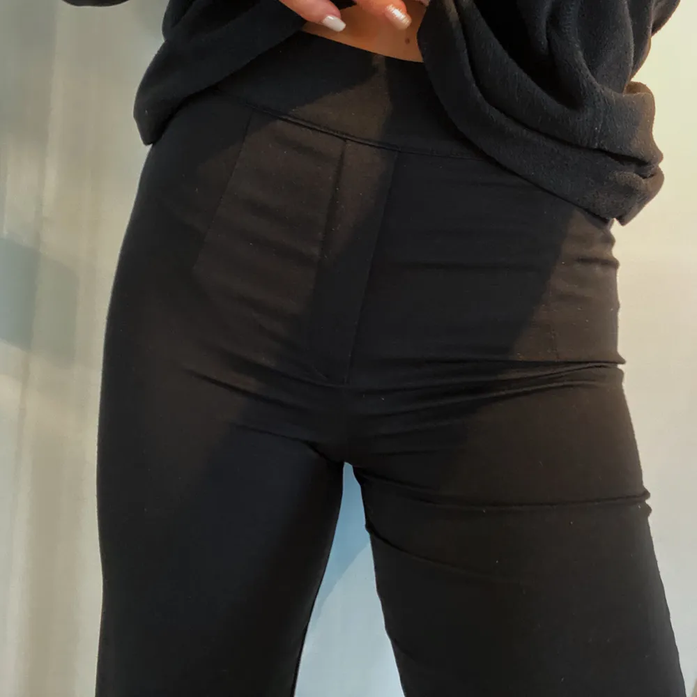 Svarta kostymbyxor från bikbok som inte används längre. bra skick!. Jeans & Byxor.