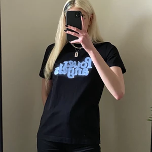 Ganni T-shirt - Fin T-shirt från Ganni🖤 Trycket säger Power angels🦋 Tyvärr är det två små hål vid kragen på tröjan (bild 3), dessa är dock inte så synliga!