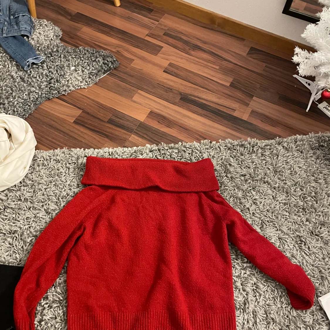 Röd stickad tröja (off shoulder) - 90