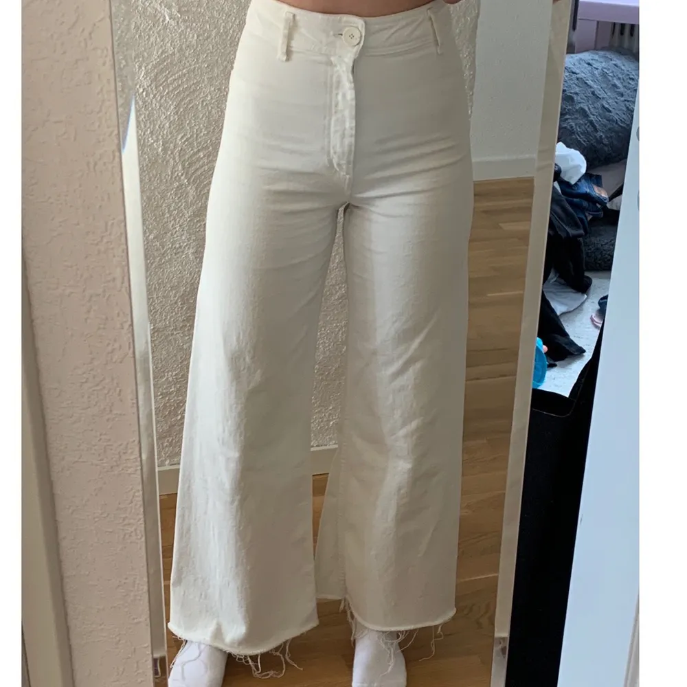 Superfina vita jeans från zara. Formar kroppen fint. Flitigt använda men inga deffekter. Säljer pga används inte längre. Hör gärna av dig vid eventuella frågor🥰. Jeans & Byxor.