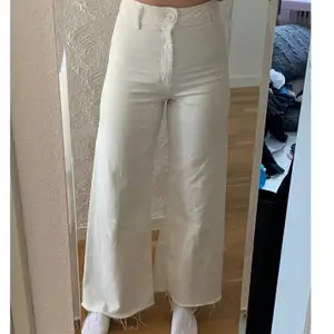 Superfina vita jeans från zara. Formar kroppen fint. Flitigt använda men inga deffekter. Säljer pga används inte längre. Hör gärna av dig vid eventuella frågor🥰