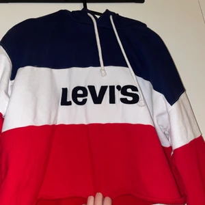 Levi’s - Storlek L men är själv XS/S och passar bra som lite oversized!