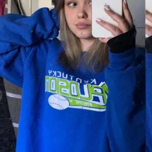 Vintage hoodie - En vintage hoodie ifrån beyond retro i sjukt fin skick! Buda ifrån 200kr🥰