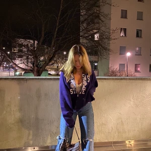 Lila kansas zip hoodie - En lila zip hoddie med ballt tryck! Är i storlek XL och är lagom oversize men ganska så lång om man inte viker upp den som jag gjort i bilden🥰 den är i sjukt bra skick och är beställd ifrån beyond retro hemsida<3