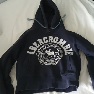 Hoodie  - Säljer på grund av alldeles för liten och kan därför inte ta på mig den storlek xs                                                                 köparen står för frakten 