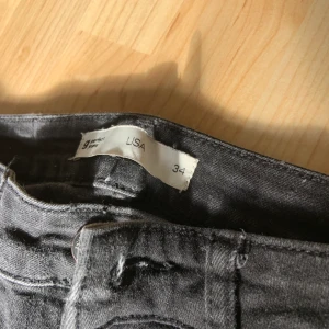 Jeans - Väldigt fina men små i storlek! Passar nog en som är 1,45-1,50  ish. Aldrig använda!