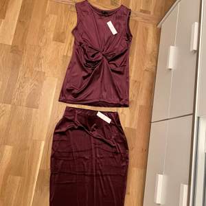Jätte fin vinröd blus & kjol set i sammet nya med prislappar ny pris kjol 299 blus 199 säljes för 200