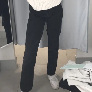 Raka jeans - Svarta raka jeans från Monki, storlek 25. Insydda från vida till raka i benen!