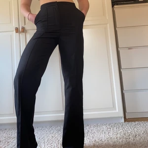 Misslisibell x NAKD kostymbyxor - Svarta kostymbyxor med sydda pressveck.🤩 Använda ett fåtal gånger. Köp för 200kr eller buda. Möts i Göreborg eller skickar. Säljaren står för frakten.