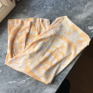 Unik meshaktig tshirt från gina - Unik och slutsåld tshirt från gina i batikaktigt mönster. Riktigt cool! Tshirten är i strl S och materialet tunt och svalt, rkt skön