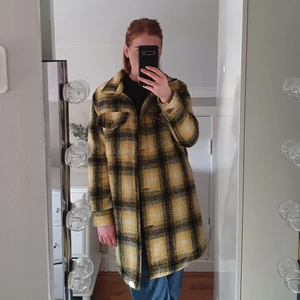 Rutigjacka från Bikbok i storlek XS - Jackan är ifrån början från Bikbok men köpt second hand. Den passar perfekt till varmare vinter och tidigare vår eftersom den är lite vadderad. Jackan är i storlek XS men passar även S. Både jag och den tidigare ägaren har använt den sparsamt. Frakt tillkommer 📦