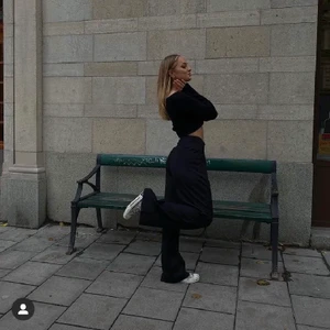 ADSGN kostymbyxor  - Säljer Alice Stenlöfs kostymbyxor version 1. Så nöjd men har fått den senaste versionen så säljer den gamla! 🥰 Jag är normalt en S och dessa passar mig🖤