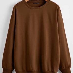 En brun sweatshirt från Shein!🤎🤎 Använd ett fåtal gånger men är fortfarande i ett väldigt bra skick, skriv till mig privat något mer information/ detaljer🤎