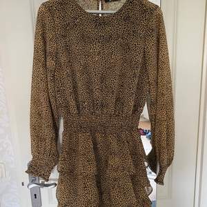 En leopardmönstrad klänning från ginatricot!! Klänning är långärmad och superbekväm! Den är väldigt stretchig och sitter sjukt fint på kroppen! Säljer denna fina klänning för att den tyvärr har blivit förliten:/ Orginalpriset kring 500kr