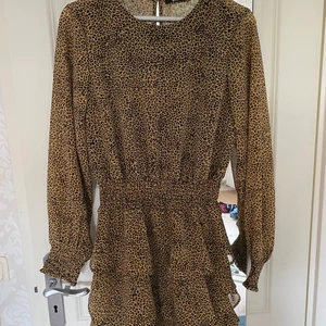 Klänning  - En leopardmönstrad klänning från ginatricot!! Klänning är långärmad och superbekväm! Den är väldigt stretchig och sitter sjukt fint på kroppen! Säljer denna fina klänning för att den tyvärr har blivit förliten:/ Orginalpriset kring 500kr