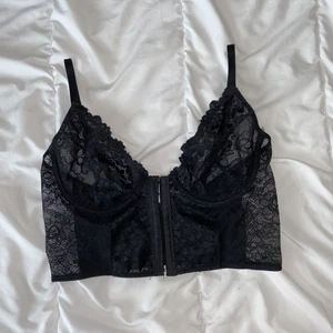 Korsett/topp  - Korsett från Nelly i storlek 75 C. Aldrig använd så i nyskick! Frakt på 48 kr tillkommer 🖤