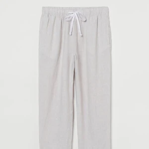 Linnebyxor  - trendiga linnebyxor med fickor som jag endast säljer pågrund av att jag inte tycker jag passar i dom! I storlek XS och bara använda en gång och är därför i jättebra skick. Man kan ha dom både lågmidjat och högmidjat! Passar perfekt i längden på mig som är 160😊 köpte i butik för 300 men säljer för 150+ frakt💕💕 för egna bilder skriv privat!                                   Lite skrynkliga på bilden men det är såklart bara att stryka