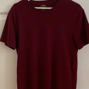 Ralph Lauren t-shirt  - Vinröd Ralph Lauren t-shirt i storlek M. Den är använd endast en gång och är i toppskick! Nypris för denna är 599kr, men jag säljer den för 150kr.