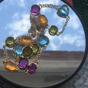 Halsband  - Ett långt halsband med små kristaller. Osäker på materialet. Kan vara plats. Halsbandet går att ändra storlek med är fortfarande väldigt långt. Köpte för ca 4-5 år sedan. Aldrig använt.