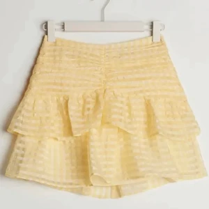 Oanvänd kjol - Jätte trendig kjol som är helt oanvänd💕 strl 38 men passar 36! 