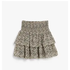 Säljer denna leopard kjolen då den aldrig kommit till användning. I, strl 170 - passar mig Som har S. Super trendig och bra skick🌼
