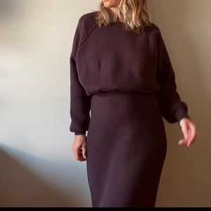 Set - Set med kjol+tröja i vinrött.