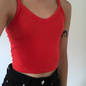 Ribbat linne ❤️‍🔥 - Gulligt rött/orange linne från Monki i stl XXS men stretchigt så passar även XS/S 🥰