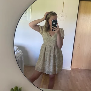 Beige volangklänning - Jätte fin oanvänd sommarklänning 