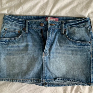 Jeanskjol - Gullig kort jeanskjol som sitter som en xs-s i storleken. Väldigt gullig men lite kort på mig som är 165🥺 därför jag säljer vidare