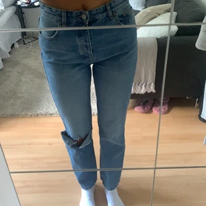 Jeans med hål på knät  - Jättefina jeans från pull&bear med hål på knät. Använda endast 2 gånger så i princip helt nya. Säljer då dem är lite för korta för mig. Är vanligtvis en 38a och tycker dessa är mer som en 38a än en 40💖