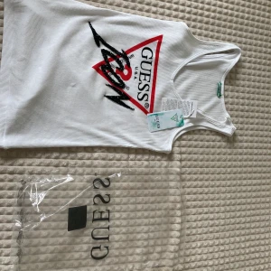 Guess too  - Guess Top Vit XS, Ny skick .