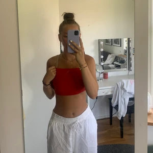 Bandeau tröja - Superfin röd bandeau tröja, sällan använd 💘 köparen står för frakten 