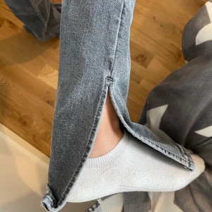 Zara jeans i st 34 - Super snygga Zara jeans i st 34 med en slit där nere💞 Säljer då de är lite för långa på mig som är ca 165, skulle tippa på någon som är ca 170. 200 kr + 62 kr frakt. Kom privat om du vill ha fler bilder eller vill diskutera pris🥰