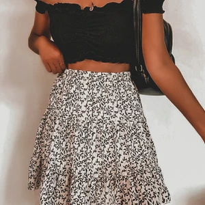 Kort kjol storlek XS-M - Helt underbar kjol som är relativt nyköpt. Har aldrig använt den. Kjolen har en storlek på XS-M, jag är en S och den sitter perfekt på mig. Lätt, stretching, skön och icke genomskinligt material.