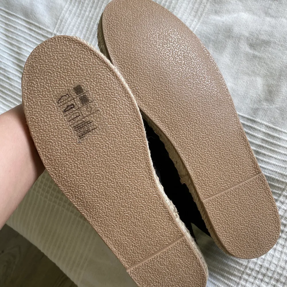 Jättefina espadrillos från H&M! Aldrig använda då de var för små för mig, har i vanliga fall stl 39 men dessa är för små för mig! De är liksom stumma & inye töjbara så dessa skulle nog passa 37,38 och 39 om man har små/smala fötter💗💗💗💗💗💗💗💗. Skor.