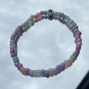 Armband med valfribokstav🤍 - Super fina armband med unika pärlkombinationer ⚡️ - Man väljer själv vilken sorts pärla man vill ha, bokstaven på armbandet och storleken.  - Armbanden kostar 40kr styck och frakt tillkommer på det!🌩checka även in våran profil där vi säljer andra armband och även halsband. ⚡️