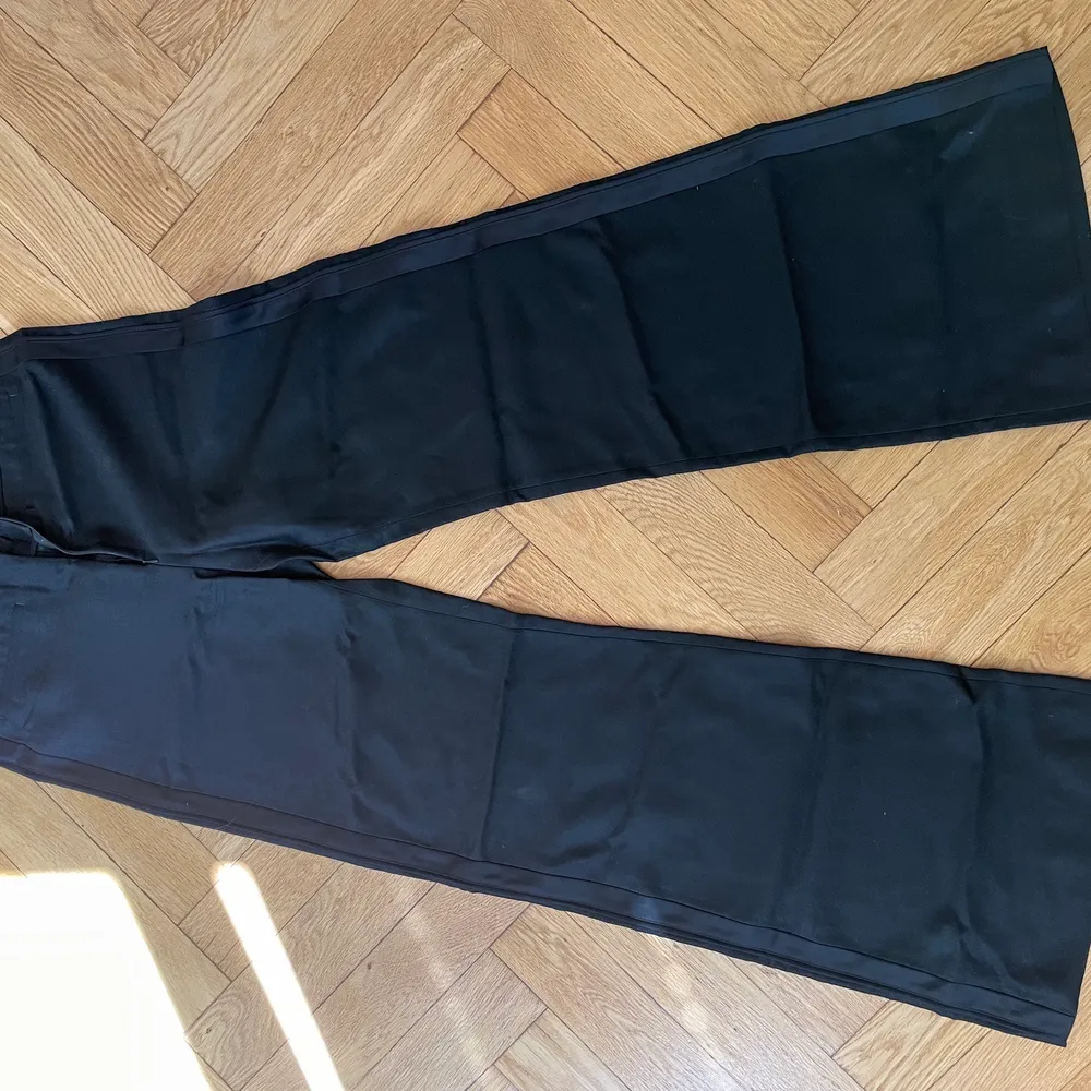 NYA kostymbyxor från Filippa K. Storlek L, passar även M för mer loose fit. Vida ben och långa i benen! Perfekt för dig som är ca 180.. Jeans & Byxor.