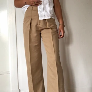 Linnebyxor från Zara strl S - Säljer dessa fina byxor från Zara i storlek S. Tyget är en mix av linne och bomull, perfekta under varmare väder.🌾 Endast använda ett fåtal gånger. Kommer från ett djur- och rökfritt hem. 🚭 🐕 