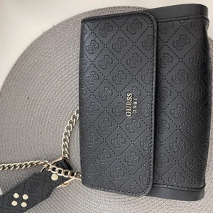 Guess väska  - Fått i present så har inget kvitto. Aldrig använd 