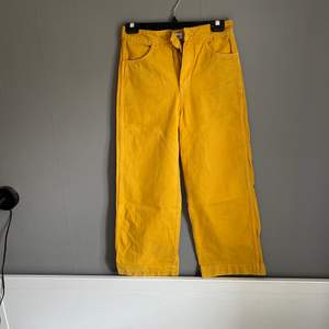Svinfeta gula jeans från weekday. Höga i midjan och ankellånga. Sparsamt använda. Köparen står för frakten 🐜